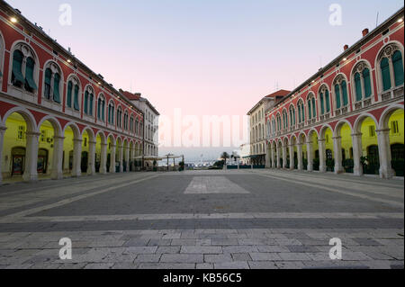 Croazia, Dalmazia, split, la vecchia città romana elencati come patrimonio mondiale dall' UNESCO, piazza della repubblica Foto Stock