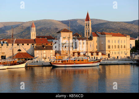 Croazia, Dalmazia, costa dalmata, Trogir, centro storico elencati come patrimonio mondiale dall' UNESCO Foto Stock