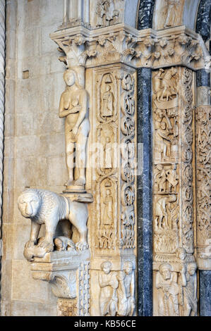 Croazia, Dalmazia, costa dalmata, Trogir, centro storico elencati come patrimonio mondiale dall' UNESCO, eve le sculture e bassorilievi, portale della cattedrale Saint Lawrence di Trogir Foto Stock