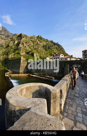 Montenegro, costa adriatica, kotor bay, La vecchia città di Kotor elencati come patrimonio mondiale dall' UNESCO, porta sul fiume Foto Stock