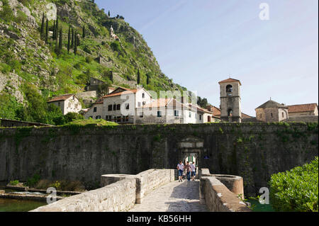 Montenegro, costa adriatica, kotor bay, La vecchia città di Kotor elencati come patrimonio mondiale dall' UNESCO, porta sul fiume Foto Stock