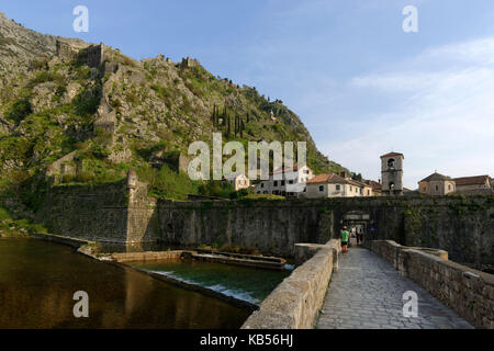 Montenegro, costa adriatica, kotor bay, La vecchia città di Kotor elencati come patrimonio mondiale dall' UNESCO, porta sul fiume Foto Stock