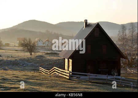 Montenegro, parco nazionale di Durmentor, montagne del nord, città di Zabljak vicino al Crno Jezero (lago nero) Foto Stock