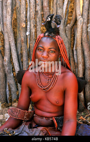 La Namibia, il Kaokoland o kaokoveld, villaggio himba, giovane donna himba Foto Stock