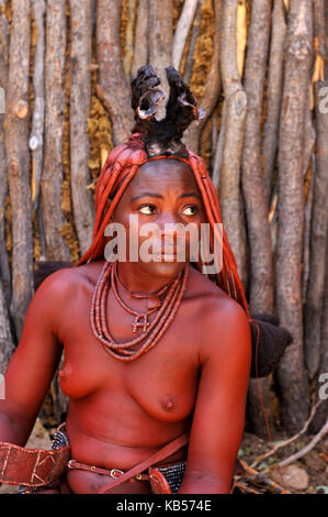 La Namibia, il Kaokoland o kaokoveld, villaggio himba, giovane donna himba Foto Stock