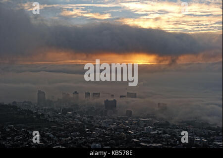 Sud Africa, Western Cape, nebbia su cape town, vista da signal hill road Foto Stock