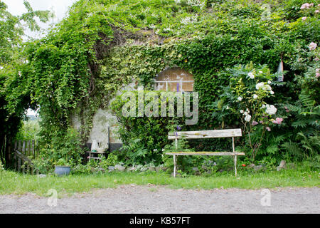 Giardino nella parte anteriore della vecchia casa di campagna, Zeeland, OLANDA Foto Stock