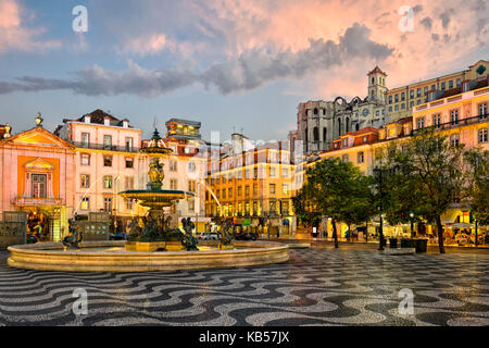 Piazza Rossio e santa justa elevator a Lisbona, Portogallo Foto Stock