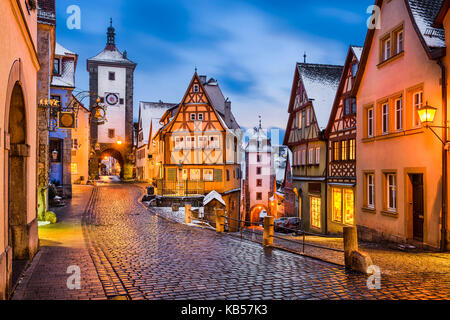 La città medievale di Rothenburg ob der Tauber di notte, Germania Foto Stock
