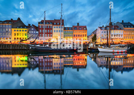 Nyhavn a Copenaghen, in Danimarca di notte Foto Stock