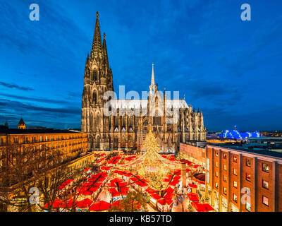 Mercatino di Natale di fronte alla Cattedrale di Colonia, Germania Foto Stock