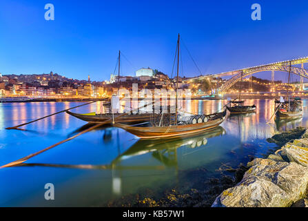 Porto tradizionale trasporto vino barche nel porto, Portogallo Foto Stock