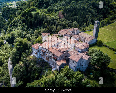 Vista aerea del borgo medievale di Cornello dei Tasso in provincia di Bergamo in Italia del nord europa Foto Stock