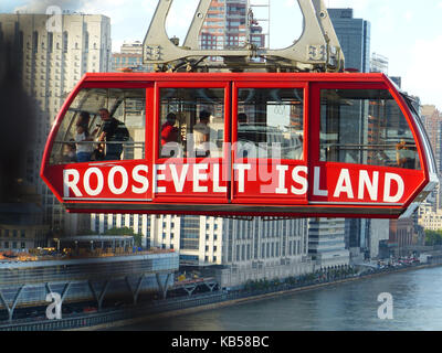Roosevelt island funivia, aka tram, il collegamento di Manhattan con roosevelt island fotografo Da Queensboro Bridge, aka ed koch 59th street bridge Foto Stock