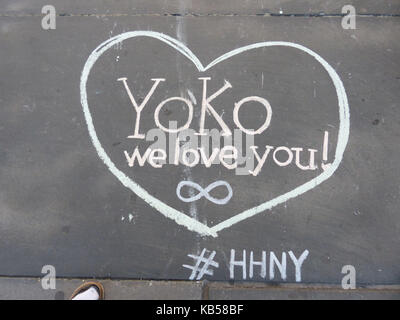 Cuore disegnato da gesso sul marciapiede di New York 'Yoko, noi ti amiamo!' Segno, lodando Yoko Ono Foto Stock
