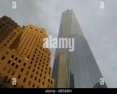 World Trade Center, precedentemente noto come libertà tower, progettato dall'architetto David childs, sorge oltre la parte inferiore di Manhattan Foto Stock