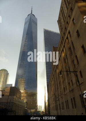 World Trade Center, precedentemente noto come libertà tower, progettato dall'architetto David childs, sorge oltre la parte inferiore di Manhattan Foto Stock