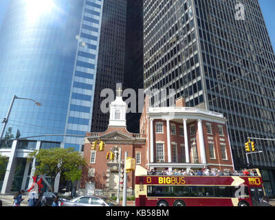 Old e New York. Santuario di Saint Elizabeth Ann Seton (centro) che si contrappone alla torre di uffici di state Street n. 17 progettata dall'architetto Roy Gee per lo studio di architettura Emery Roth & Sons Foto Stock