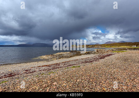 Solitaria spiaggia di pietra, isola di Skye, Scotland, Regno Unito Foto Stock