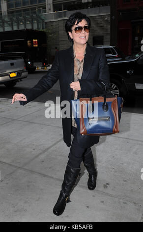 SMG NY15 Bruce Jenner Hotel 100411 02.JPG NEW YORK, NY - 04 OTTOBRE: Kris Jenner arriva al suo hotel mentre il marito Bruce Jenner esce per Starbucks. Il 4 ottobre 2011 a New York City. Credito: Hoo-Me.com / Mediapunch Persone: Kris Jenner Foto Stock