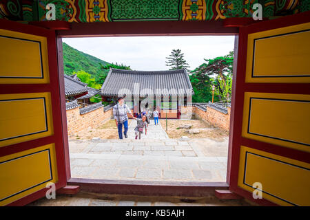 Scenario del tempio Beomeosa in Busan, Corea del Sud con etichetta non identificato e turisti vengono a visitare questo tempio. Foto Stock