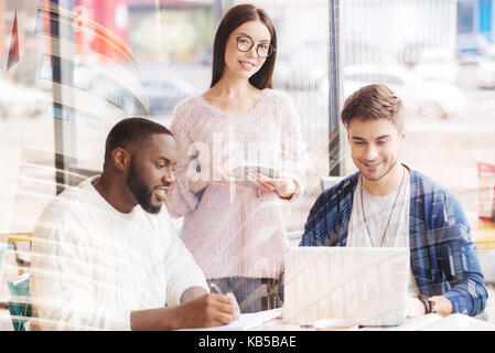 Lavoratori felice di trascorrere del tempo insieme Foto Stock