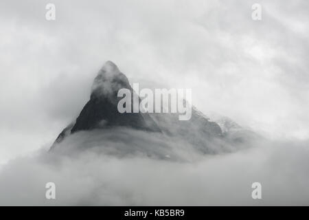 Picco di montagna nella nebbia in innerdalen Foto Stock