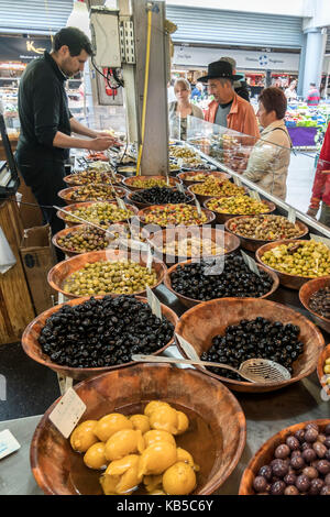 Pressione di stallo di mercato con olive, Marche de cappucini, Bordeaux, Francia Foto Stock