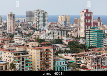 Paesaggio urbano vista guardando ad ovest della città di El Vedado, preso dal tetto dell'hotel nacional, Havana, Cuba, America centrale Foto Stock