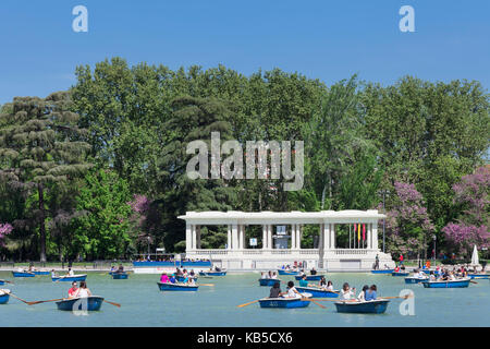 Imbarcazioni a remi a Estanque del Retiro lake, il parco del Retiro (Parque del Buen Retiro), Madrid, Spagna, Europa Foto Stock