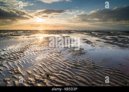 Vista della spiaggia di sabbia e le piscine di bassa marea, al tramonto, reculver, kent, England, Regno Unito, Europa Foto Stock