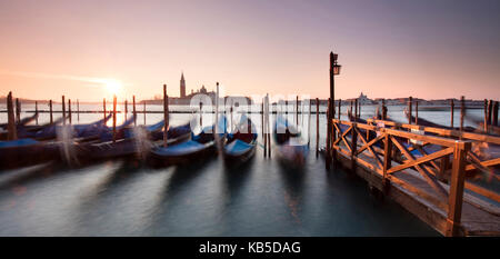 Vista verso san giorgio maggiore all'alba da riva degli schiavoni, con gondole in primo piano, Venezia, UNESCO, veneto, Italia Foto Stock