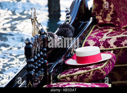 Dettaglio di un tradizionale gondola veneziana che mostra il gondoliere cappello di paglia, Venezia, veneto, Italia, Europa Foto Stock