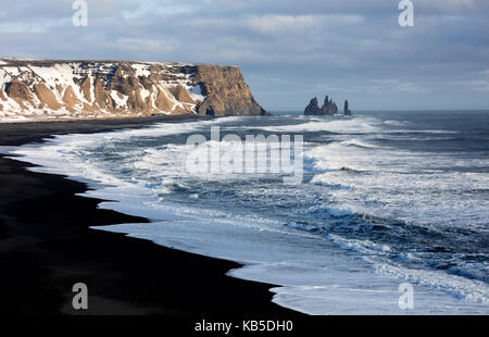 Vista invernale attraverso il nord atlantico da dyrholaey verso reynisdrangar, vicino a vik, sud Islanda, regioni polari Foto Stock