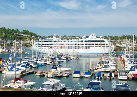 Crociera la mv royal princess nel fiume Dart a Dartmouth con barche a vela sul lato kingswear del fiume Dart Foto Stock