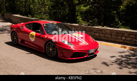 Gola del Furlo, Italia - Ferrari F12 la berlinetta 2015 su una vecchia macchina da corsa nel rally mille miglia 2017 il famoso storico italiano della gara (1927-1957) su Foto Stock