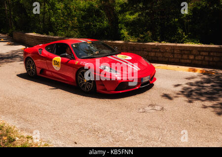 GOLA DEL FURLO, ITALIA - FERRARI F12 BERLINETTA 2015 su una vecchia auto da corsa nel rally mille miglia 2017 la famosa corsa storica italiana (1927-1957) Foto Stock