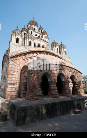 Tempio krishnachandra ingresso, alcuni dei panchabimsati (25 decorate guglie) sopra, templi di terracotta, kalna, India Foto Stock