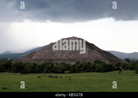 Una delle due piramidi di Teotihuac‡n, un'antica città mesoamericana situata in una sub-valle della Valle del Messico. Foto Stock