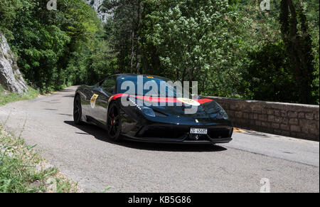 GOLA DEL FURLO, ITALIA - FERRARI 458 SPECIALE 2015 su una vecchia auto da corsa nel rally mille miglia 2017 la famosa corsa storica italiana (1927-1957) su ma Foto Stock