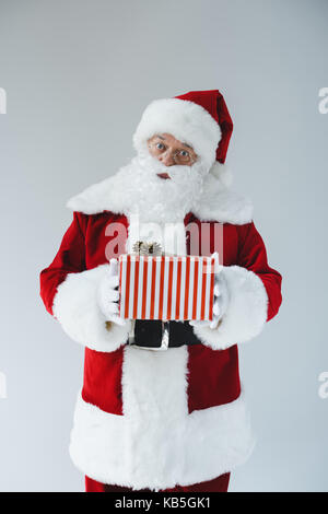 Babbo Natale con il dono Foto Stock