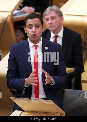 Scottish leadership laburista candidati anas sarwar (sinistra) e Richard leonard durante il primo ministro di domande presso il parlamento scozzese di Edimburgo. Foto Stock