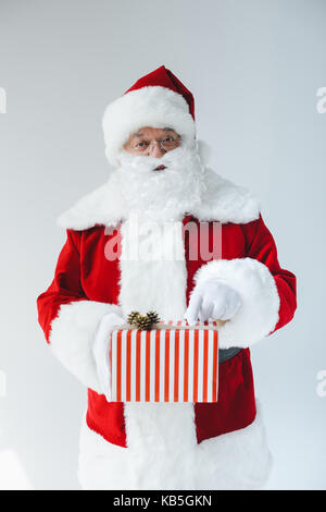 Babbo Natale con il dono Foto Stock