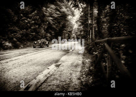 Mg c tipo midget sovralimentato 1932 su una vecchia macchina da corsa nel rally mille miglia 2017 il famoso storico italiano della gara (1927-1957) il 19 maggio 2017 Foto Stock