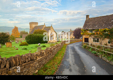 St. Barnaba Church e Cotswold Village in autunno, Snowshill, Cotswolds, Gloucestershire, Inghilterra, Regno Unito, Europa Foto Stock