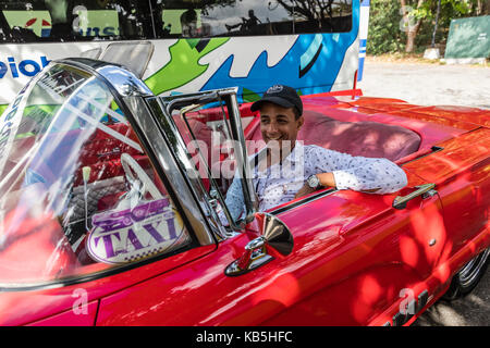 Classic american car essendo utilizzato come un taxi, localmente noto come almendrones, Havana, Cuba, west indies, America centrale Foto Stock