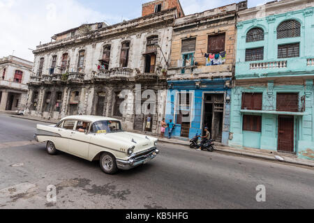 Classic american car essendo utilizzato come un taxi, localmente noto come almendrones, Havana, Cuba, west indies, America centrale Foto Stock