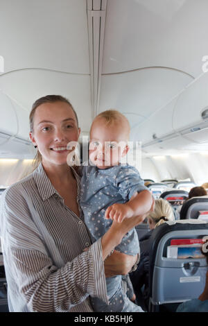 La madre e il bambino che viaggiano in aereo Foto Stock