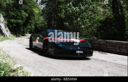 GOLA DEL FURLO, ITALIA - FERRARI 458 SPECIALE 2015 su una vecchia auto da corsa nel rally mille miglia 2017 la famosa corsa storica italiana (1927-1957) su ma Foto Stock