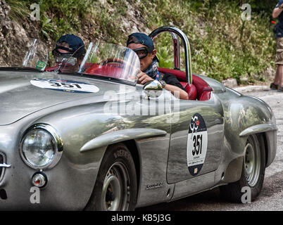 Mg c tipo midget sovralimentato 1932 su una vecchia macchina da corsa nel rally mille miglia 2017 il famoso storico italiano della gara (1927-1957) il 19 maggio 2017 Foto Stock